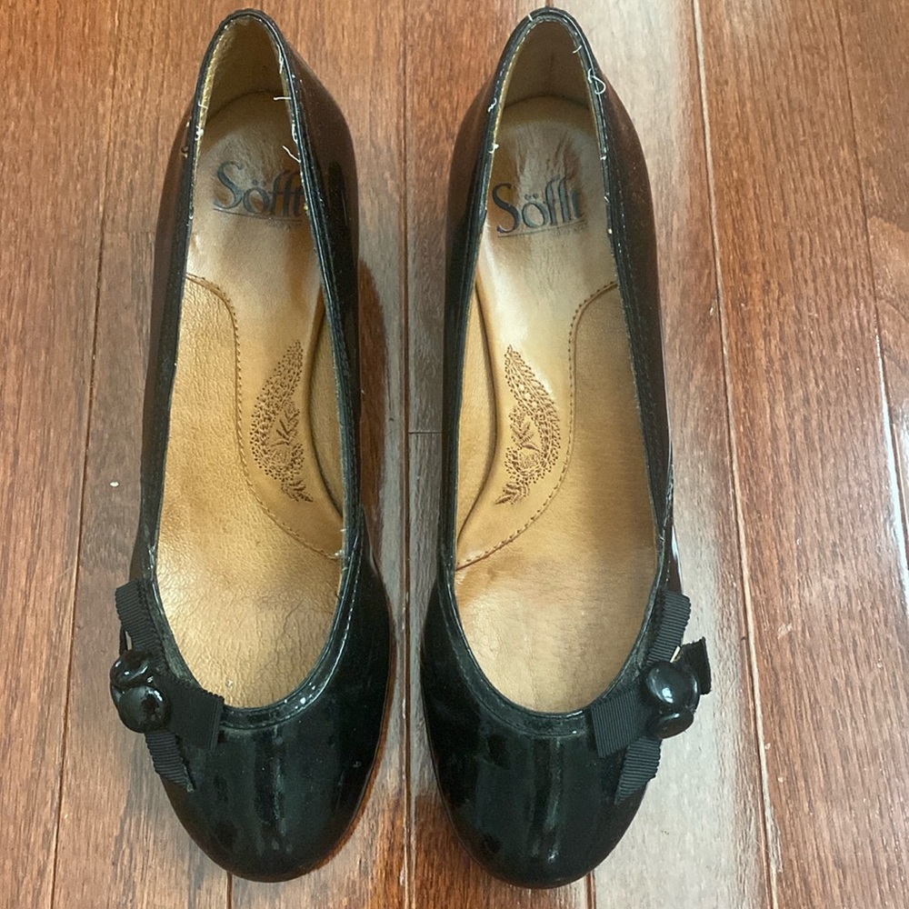 Sofft Black Patent Leather Side Button Retro Pumps - Picture 12 of 13